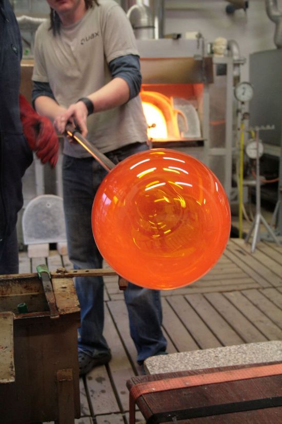 G1_Glassworks_Hotshop_blowing_3