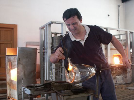 G1_Glassworks_Hotshop_blowing_7